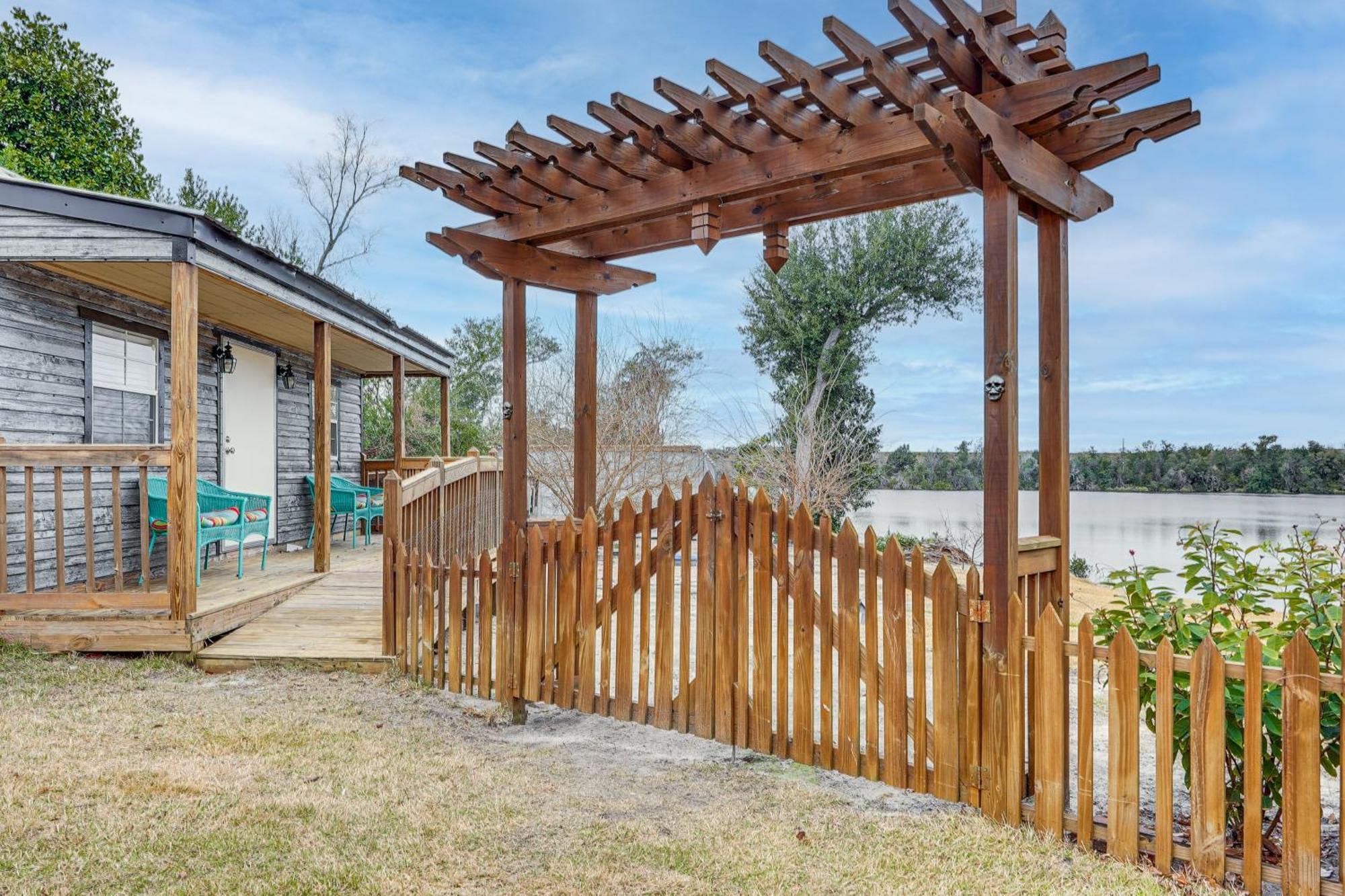 Lakefront Panama City Studio With Hot Tub Access 외부 사진
